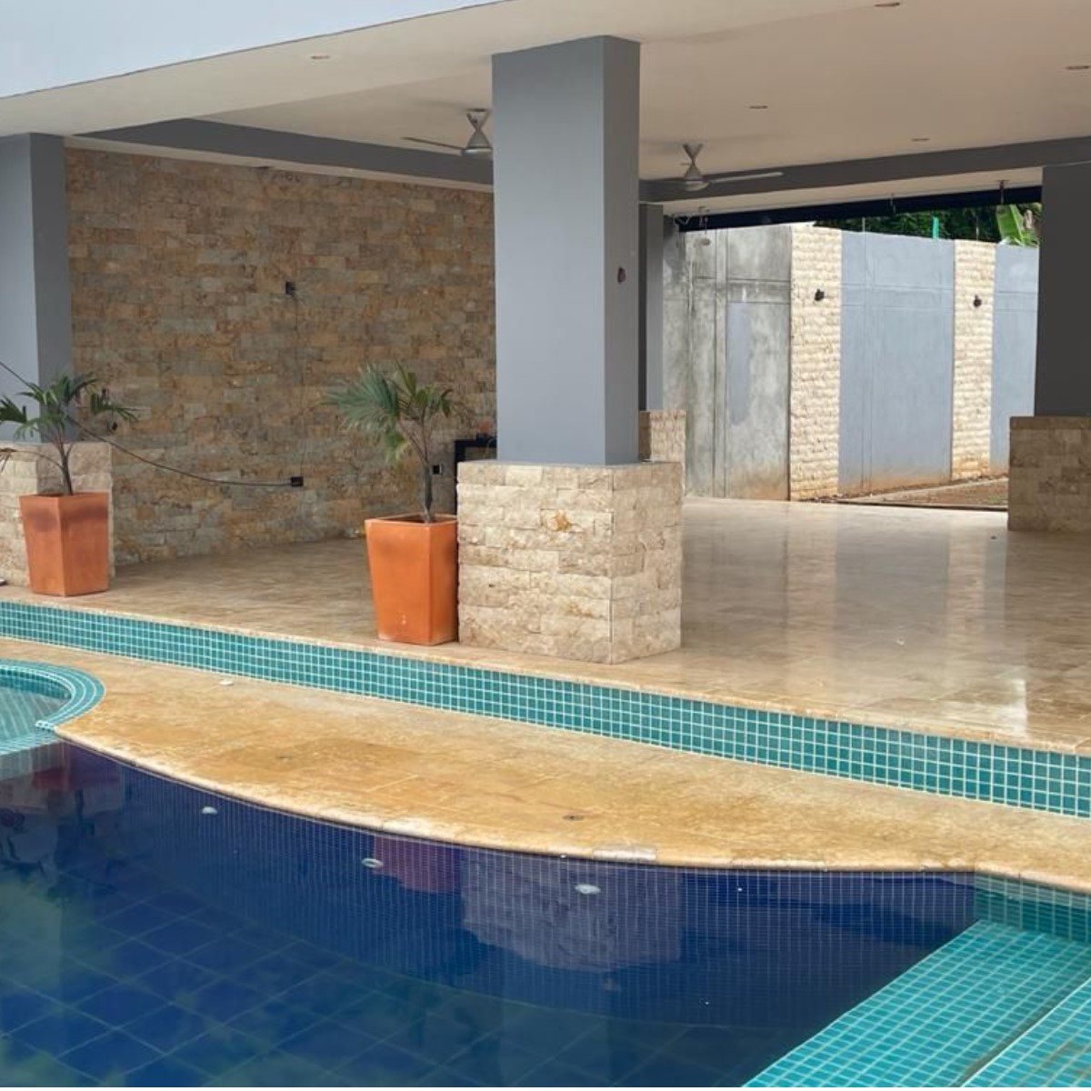 Borde Piscina en Mármol Sinú Dorado